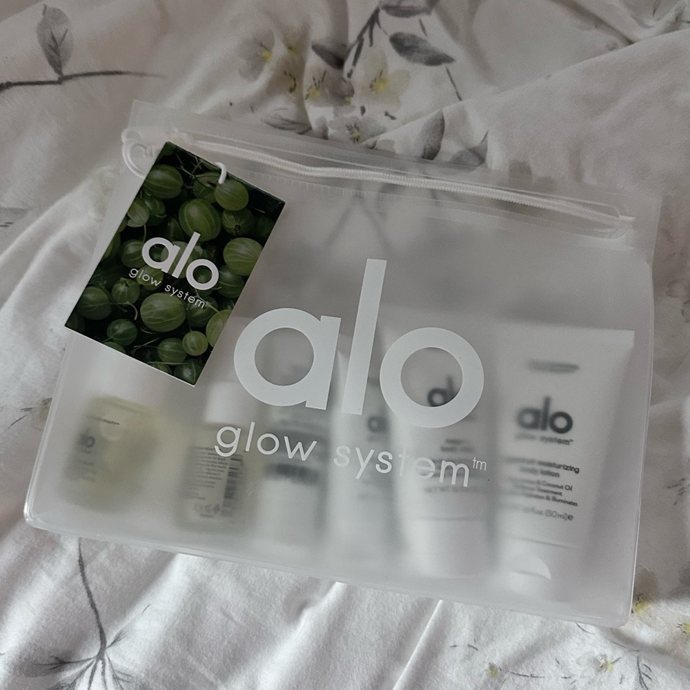 NEW WITH TAGS AND MAKEUP POUCH | Alo Discovery Set